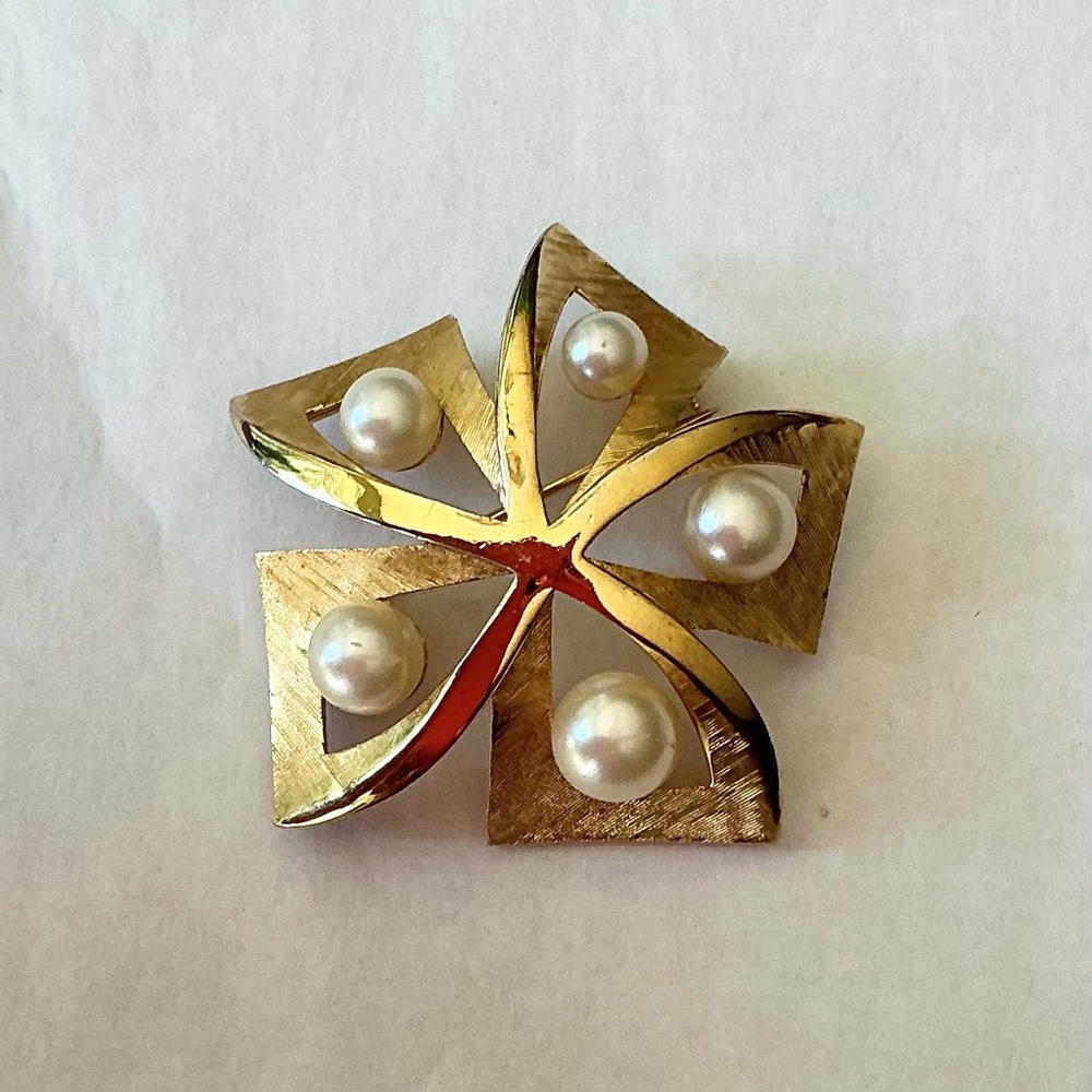 Vintage Crown Trifari Pin Wheel Brooch